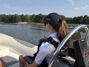Policjantka patroluje jezioro