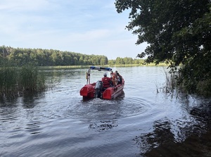 Patrol pływa po jeziorze