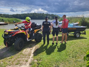 policjanci i ratownicy kontrolują akwen wykorzystując skuter wodny