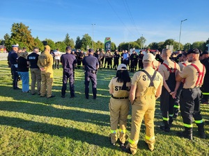 policjanci zabezpieczają uroczystość w pobliżu wydarzenia