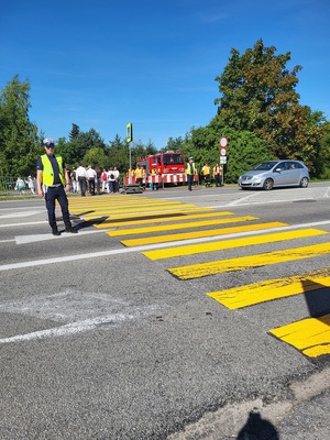 policjanci zabezpieczają uroczystość w pobliżu wydarzenia