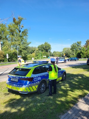 policjanci zabezpieczają uroczystość w pobliżu wydarzenia