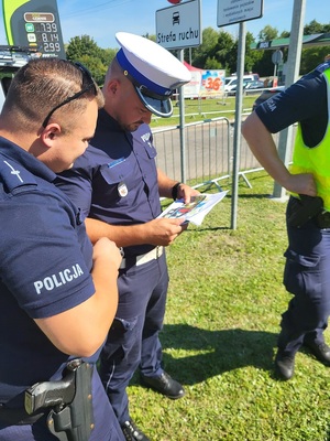 policjanci zabezpieczają uroczystość w pobliżu wydarzenia