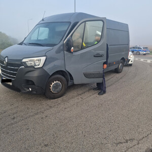 Policjant sprawdza trzeźwość