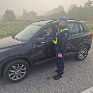Policjant sprawdza trzeźwość