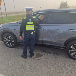 Policjant sprawdza trzeźwość