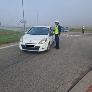 Policjant sprawdza trzeżwość