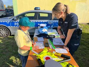 Policjantka rozmawia z chłopcem