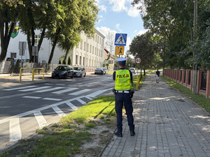 Policjant sprawdza widoczność oznakowania przejścia dla pieszych