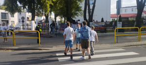 Policjant stoi przy przejściu dla pieszych.