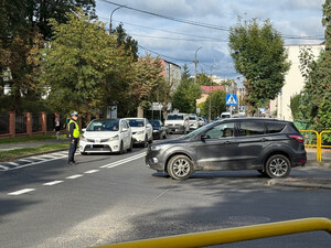 Policjant kieruje ruchem przy szkole.