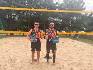 Zdjęcie policjantów na boisku z medalami