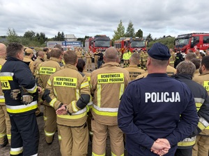 Strażacy i policjanci podczas odprawy
