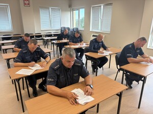 Policjanci piszą test