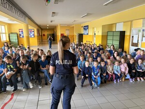 Policjantka rozmawia z dziećmi