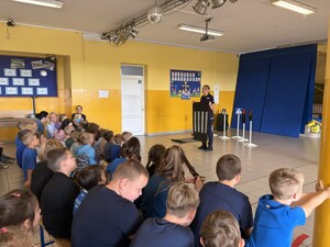 Policjantka pokazuje przejście dla pieszych