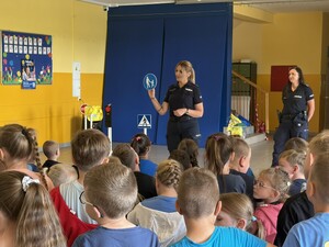 Policjantka tłumaczy znaki drogowe