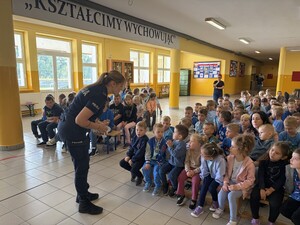 Policjantka rozmawia z dziećmi