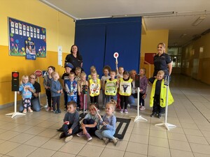 Zdjęcie grupowe z dziećmi