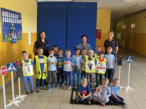 Zdjęcie grupowe z dziećmi