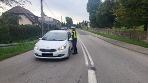 Policjantka sprawdza trzeźwość