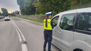 Policjantka sprawdza trzeźwość
