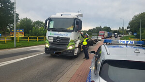 Policjanci sprawdzają trzeźwość