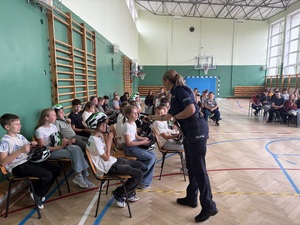 Policjantka rozmawia z uczniami