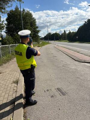 Policjant mierzy predkośc