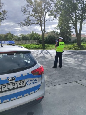 Policjant mierzy predkość