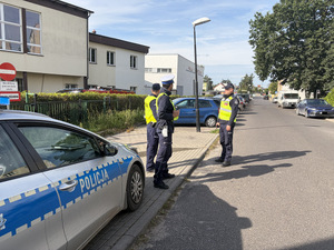 Policjanci zabezpieczają ulicę