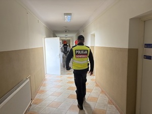 Policjanci i strażacy sprawdzają budynek szkoły