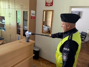 Policjant sprawdza pomieszczenie
