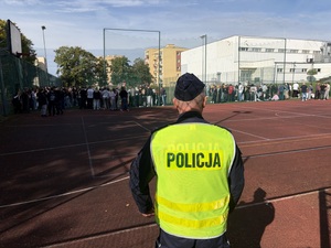 Policjant nadzoruje ewakuację