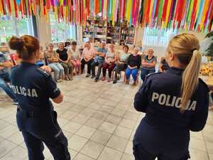 Policjantki rozmawiają z seniorami