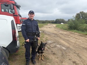 Policjant z psem służbowym