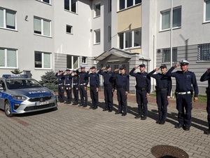 Policjanci oddają honor