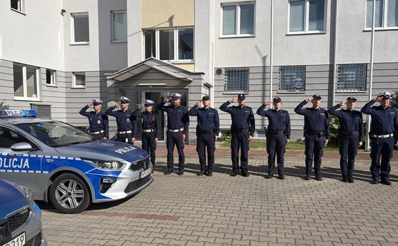 Policjanci oddają hołd