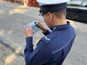 Policjant steruje dronem