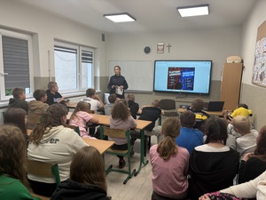 Policjantka rozmawia z uczniami