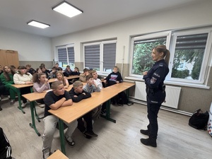 Policjantka rozmawia z uczniami