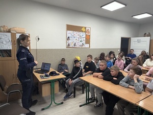 Policjantka rozmawia z uczniami