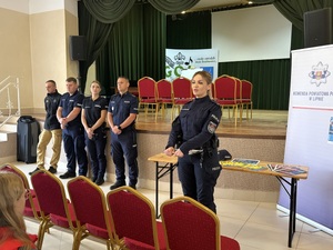 Policjantka opowiada o zasadach bezpieczeństwa