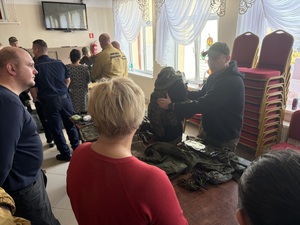 Członkowie POS z Małomina pokazują sprzet