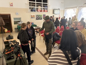 Członkowie POS z Małomina pokazują sprzęt uczestnikom